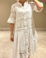 Vestido de encaje con mangas y botones frontales
