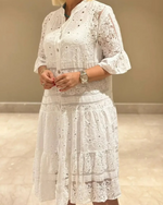 Vestido de encaje con mangas y botones frontales